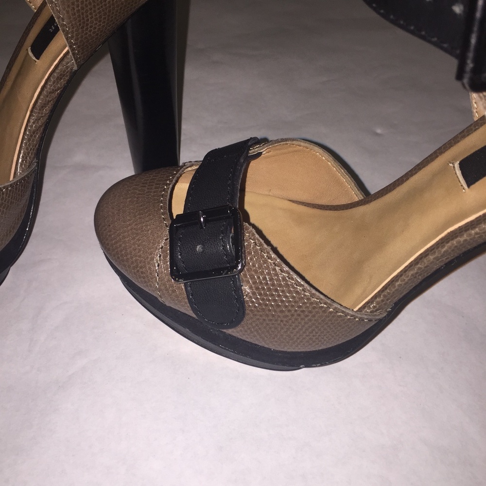 New 5" two toned tan and black Ann Taylor Heels - Picture 6 of 10
